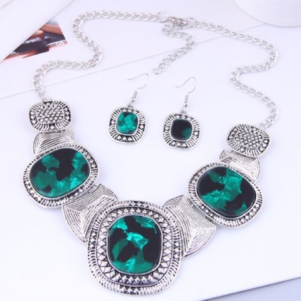 Gorgeous Green Stone and Silver Necklace